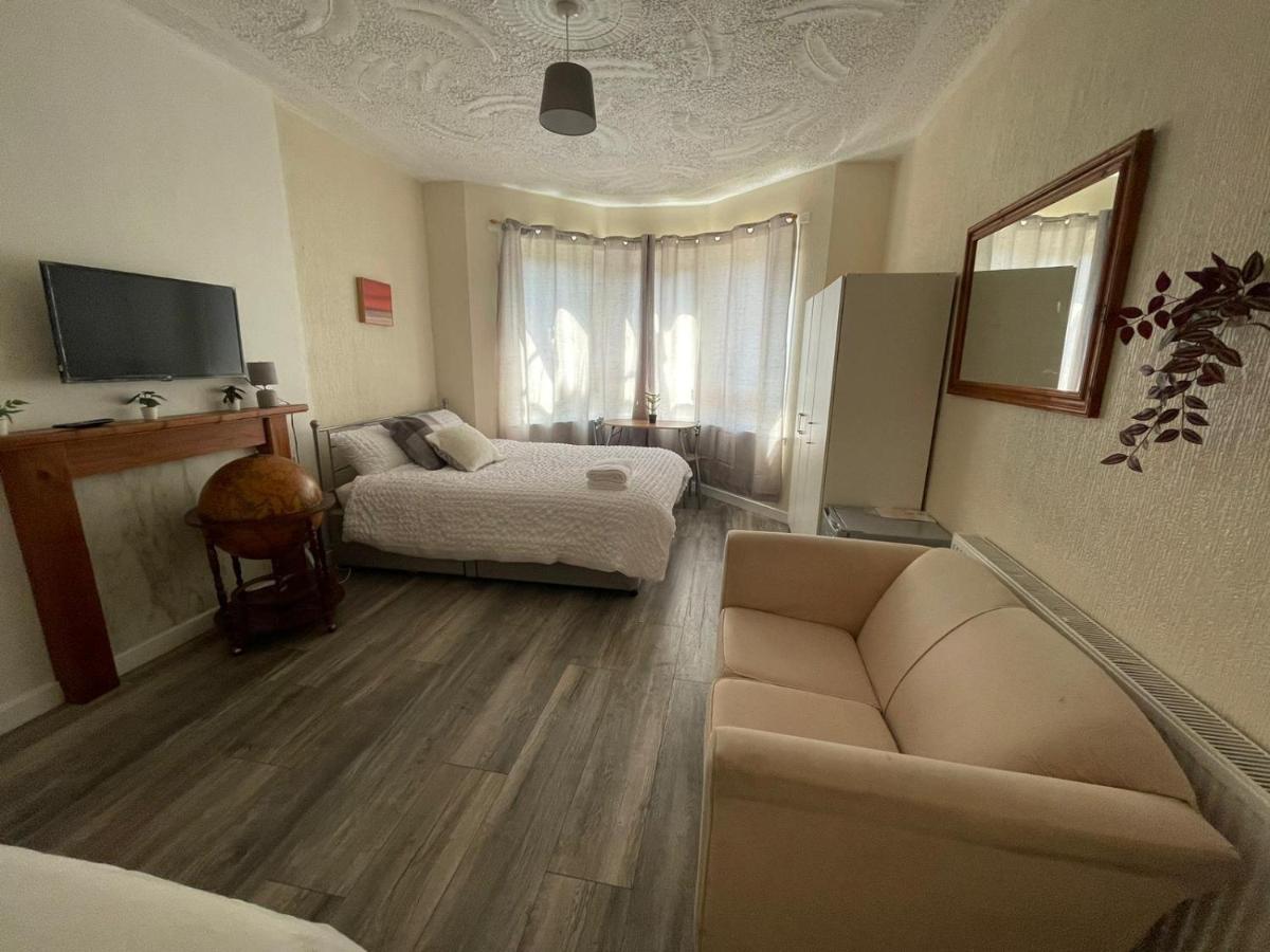 Earls Apartment *